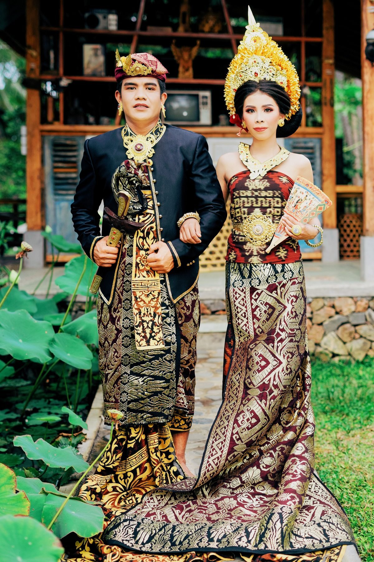 Contoh undangan pawiwahan template Sagara: foto Made & Heri berbusana adat Bali